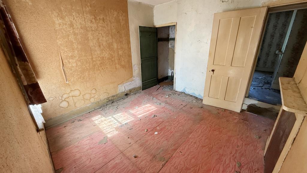 Lot: 106 - HOUSE IN NEED OF MODERNISATION AND REFURBISHMENT - Interior image of rear bedroom from landing